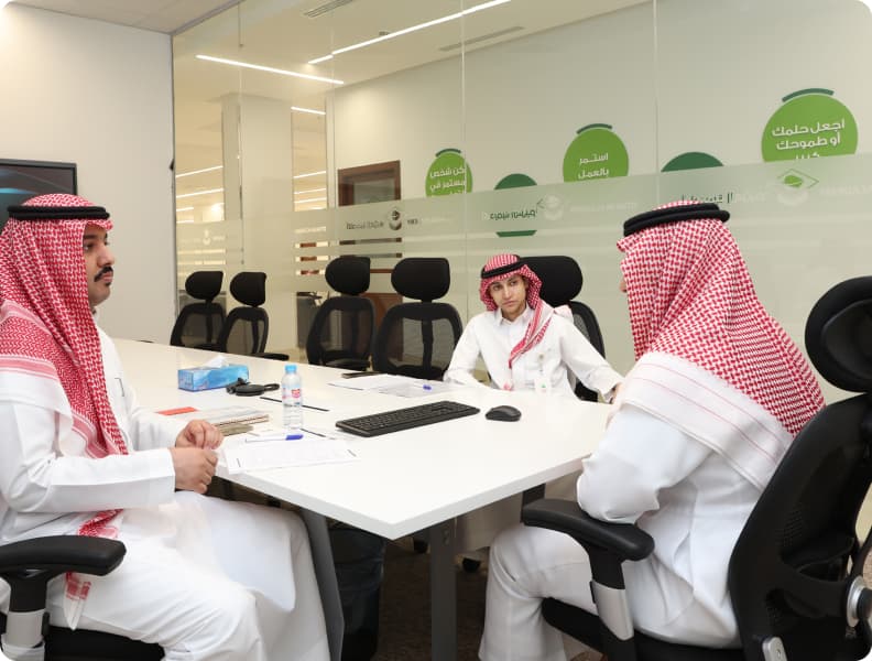 الأشخاص يجلسون في غرفة الاجتماعات ويناقشون شيئًا ما.